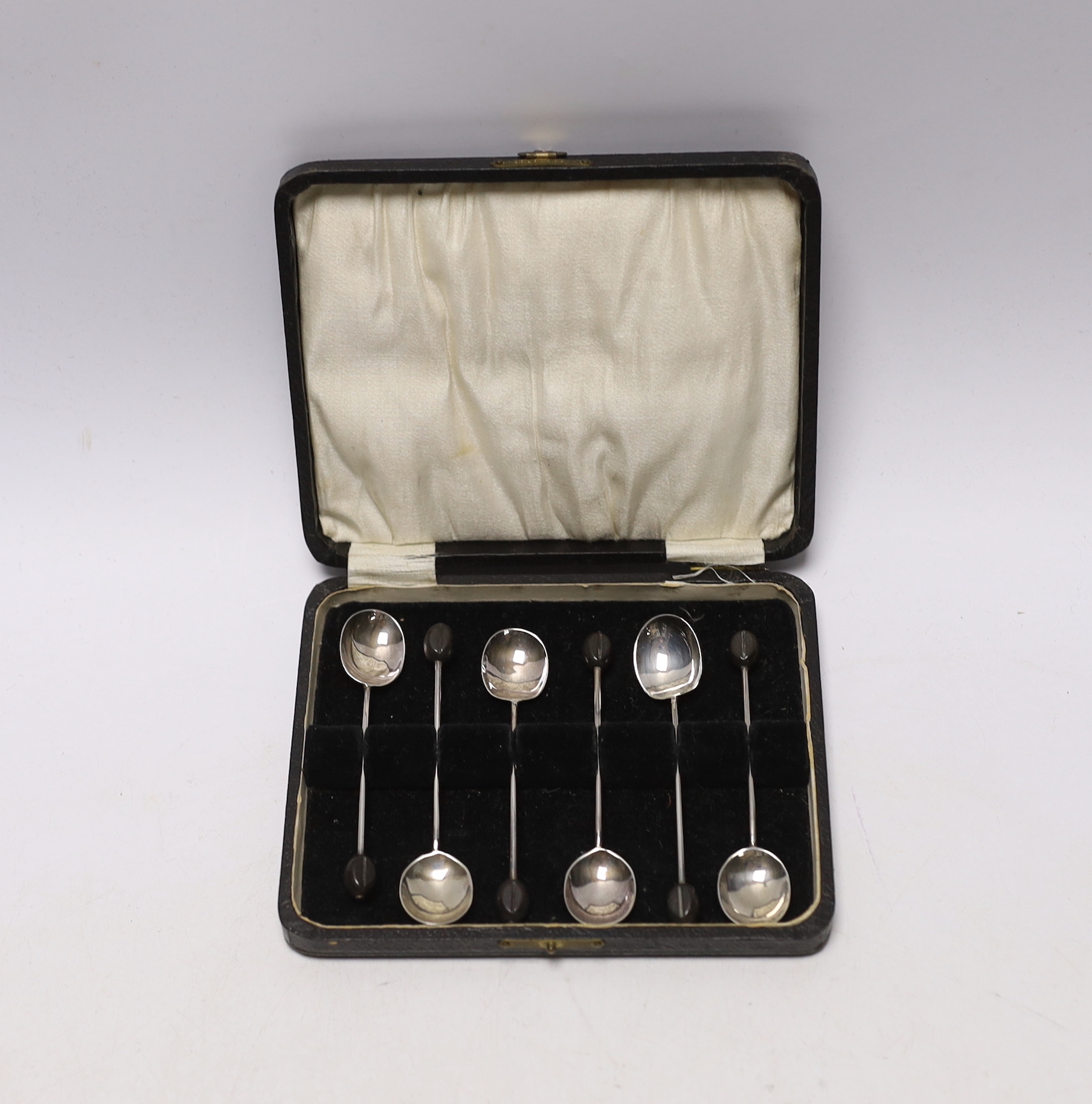 A cased set of six George V silver bean end coffee spoons, Sheffield, 1929.